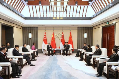 海关总署署长俞建华会见世界海关组织（WCO）理事会主席、南非税务署署长爱德华&middot;基斯维特（图）