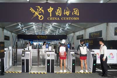 深圳海关全力保障十五运会跨境马拉松开赛（图）