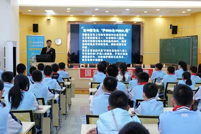 守护国门，&ldquo;零距离&rdquo;讲安全&mdash;&mdash;满洲里海关 开展&ldquo;4&middot;15&rdquo;全民国家安全教育日系列活动（图）
