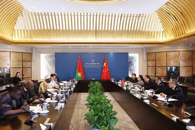 海关总署副署长吴海平会见布基纳法索海关总署署长伊夫&middot;卡凡多