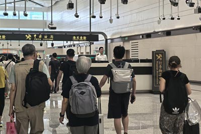 新皇岗口岸交出首日成绩单（图）