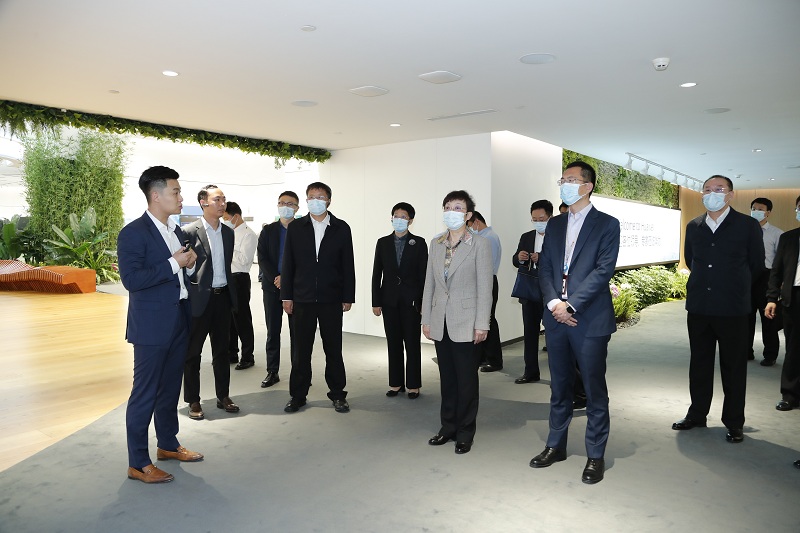 3月20日至21日，海关总署副署长吕伟红在深圳海关调研并召开广东省内智慧海关建设座谈会。  　　吕伟红听取深圳海关业务运行管控情况工作汇报，到所属莲塘海关实地调研“一站式”车辆通关信息平台、5G智能检疫设备、人脸识别系统等运行情况，肯定该关科技创新成效，慰问口岸疫情防控一线关员。  　　期间，吕伟红主持召开广东省内海关智慧海关建设座谈会，听取广东分署及省内7个直属海关智慧海关建设汇报，要求全面深入学习贯彻党的二十大精神，发挥基层首创精神，紧跟总署改革步伐加强统筹协调、整体推进，为智慧海关建设提供“广东方案”、做出“广东示范”。  　　海关总署总工程师韩森参加。