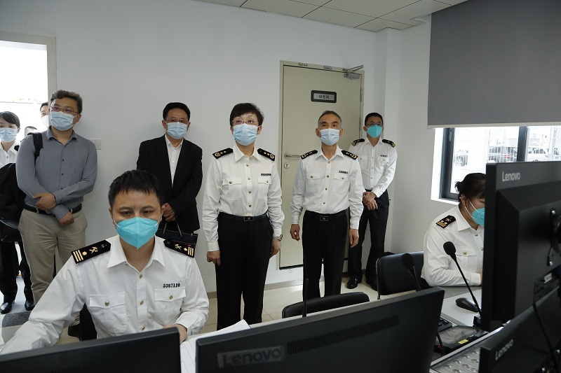 吕伟红在莲塘海关调研