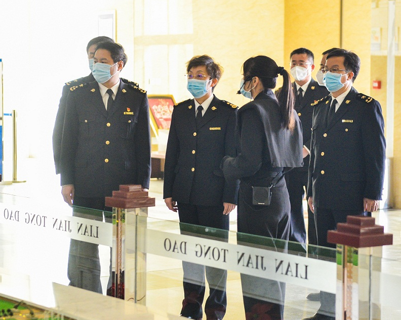 海关总署副署长吕伟红在二连浩特公路口岸旅检出入境大厅调研 海关总署副署长吕伟红在二连浩特公路口岸旅检出入境大厅调研