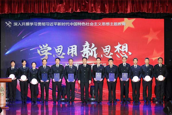 海关总署署长俞建华为各研学组导师颁发聘书 海关总署署长俞建华为各研学组导师颁发聘书