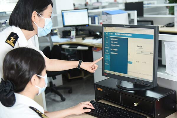 关员运用“云签发”功能审核出口货物检验检疫证书