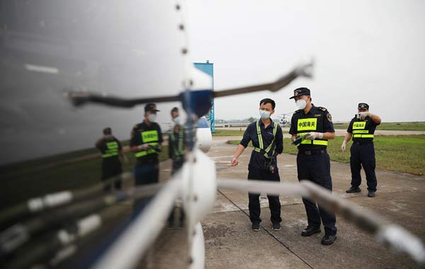 湾仔海关保障进口直升机高效通关