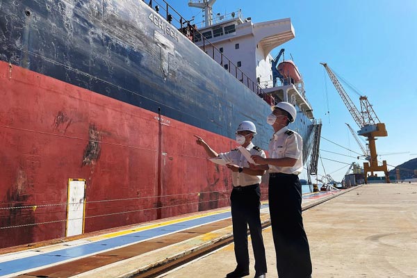 大连长兴岛海关支持民营船企顺利完成首单修船业务
