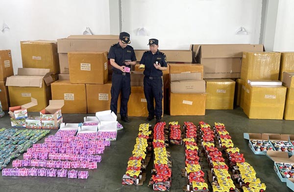 长沙海关查获侵权玩具9000件 长沙海关查获侵权玩具9000件-关员对查获的侵权玩具进行清点