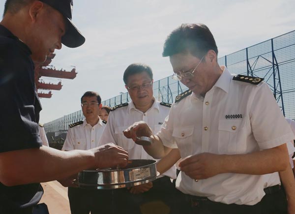俞建华在京唐港调研进口铁矿石监管情况 俞建华在京唐港调研进口铁矿石监管情况