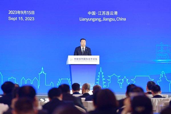 9月15日，海关总署副署长孙玉宁在连云港出席中欧班列国际合作论坛开幕式并致辞