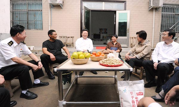 俞建华在河南鲁山县蔡庄村调研海关支持乡村振兴情况 俞建华在河南鲁山县蔡庄村调研海关支持乡村振兴情况