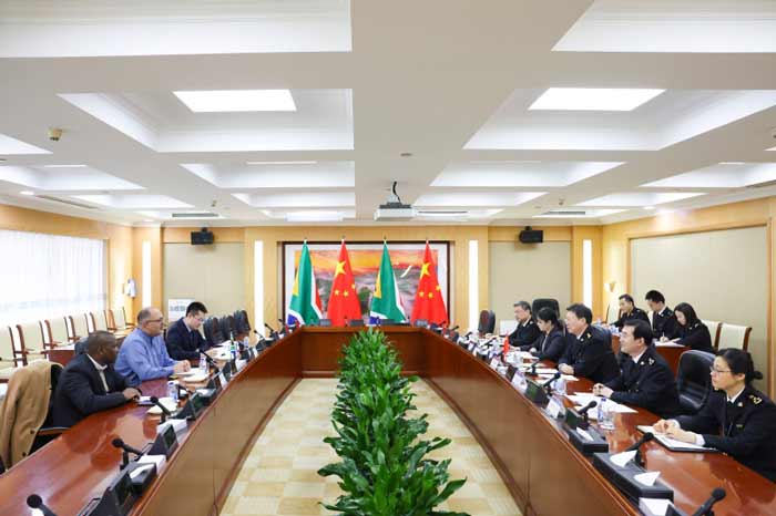 海关总署署长俞建华会见世界海关组织（WCO）理事会主席、南非税务署署长爱德华·基斯维特（图）