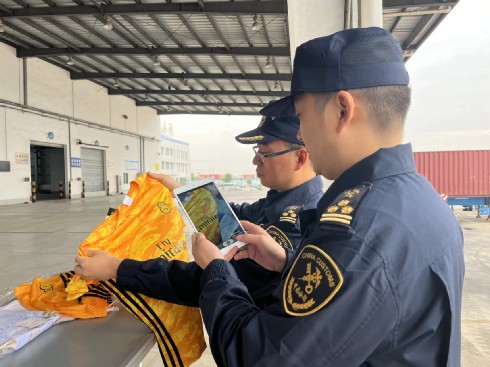 海关现场使用“移动查验单兵商标智能识别应用”查缉侵权