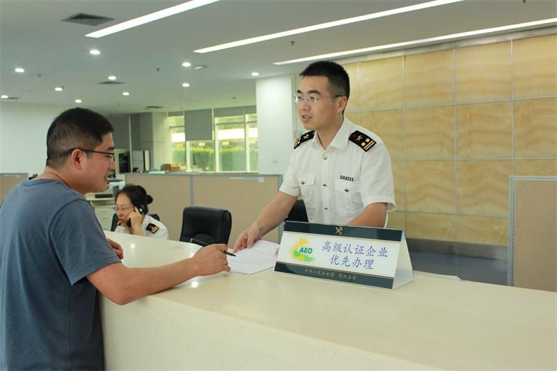 坪山海关发挥“青年文明号”作用,为AEO企业提供优质高效服务 坪山海关发挥“青年文明号”作用,为AEO企业提供优质高效服务
