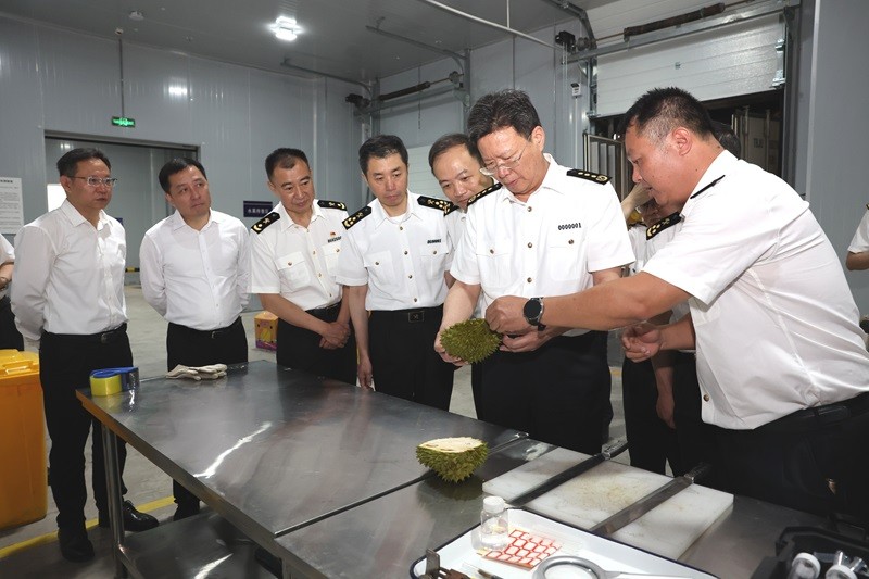俞建华到磨憨口岸综合性指定监管场地实地察看水果进境查验情况 