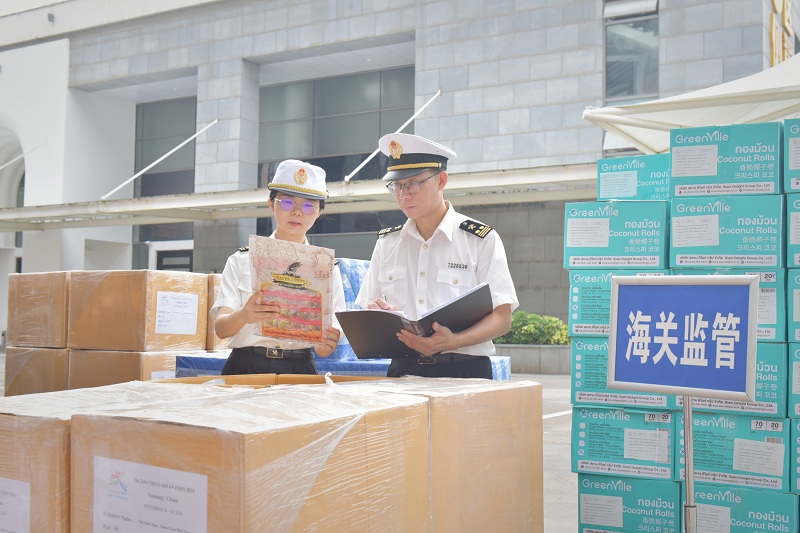 第21届中国—东盟博览会首批展品运抵南宁国际会展中心(图) 第21届中国—东盟博览会首批展品运抵南宁国际会展中心(图)