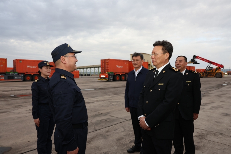 俞建华一行在策克口岸调研智能跨境运输监管情况 俞建华一行在策克口岸调研智能跨境运输监管情况