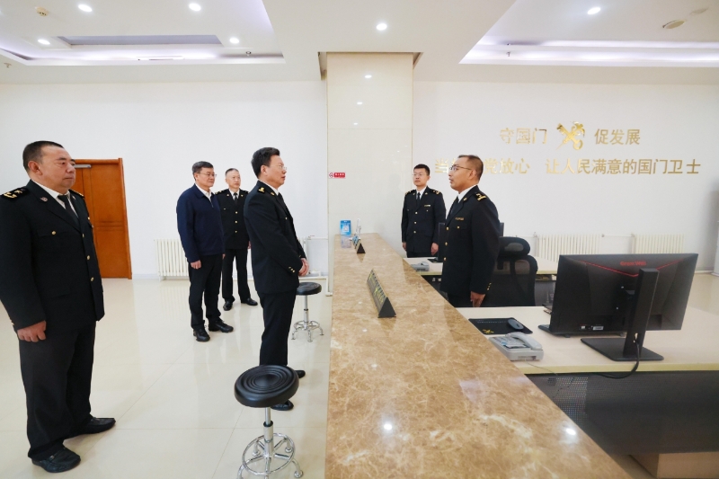 俞建华一行在包头海关业务大厅调研 俞建华一行在包头海关业务大厅调研