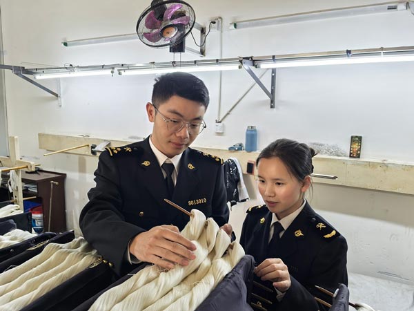 黔江关员到桑蚕丝绸企业开展现场监管 黔江关员到桑蚕丝绸企业开展现场监管