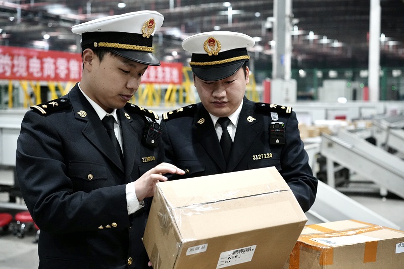 图为:宁波机场海关关员监管浙江省首批跨境电商零售出口跨关区退货货物+胡波波摄 图为:宁波机场海关关员监管浙江省首批跨境电商零售出口跨关区退货货物+胡波波摄