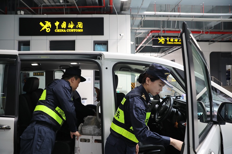 横琴海关关员对出境小客车进行监管