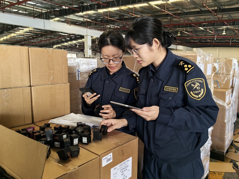 湾仔海关关员对出口高端打印耗材进行查验监管