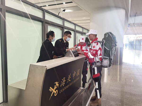 海关关员在昆明机场口岸快速验放中国红十字国际救援队队员及相关救援设备 海关关员在昆明机场口岸快速验放中国红十字国际救援队队员及相关救援设备