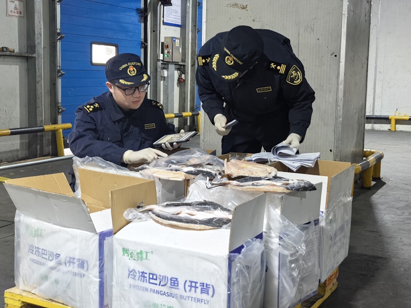 图为:关员在对老挝进口水产品进行查验+夏俊超摄 图为:关员在对老挝进口水产品进行查验+夏俊超摄