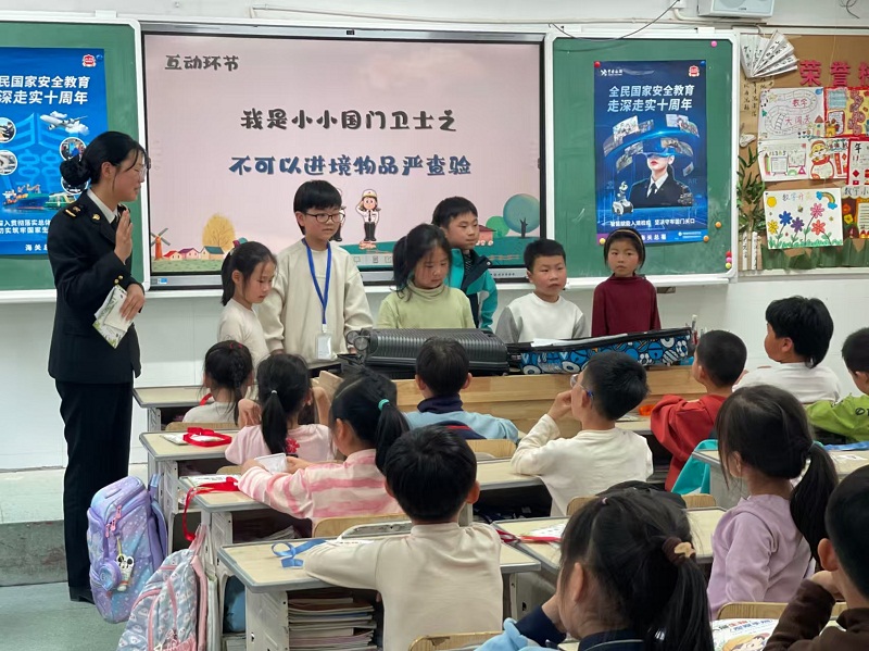 图为:台州海关关员在当地小学开展“国门生物安全进校园活动”+20250324+张莉摄(3) 图为:台州海关关员在当地小学开展“国门生物安全进校园活动”+20250324+张莉摄(3)