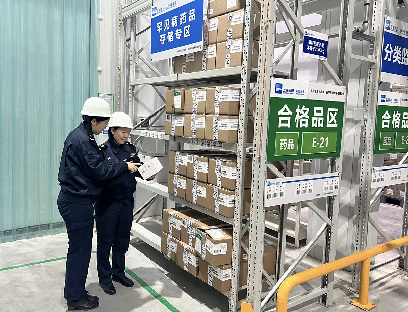 图为：天竺海关赴企业仓库实地调研罕见病药品通关现状