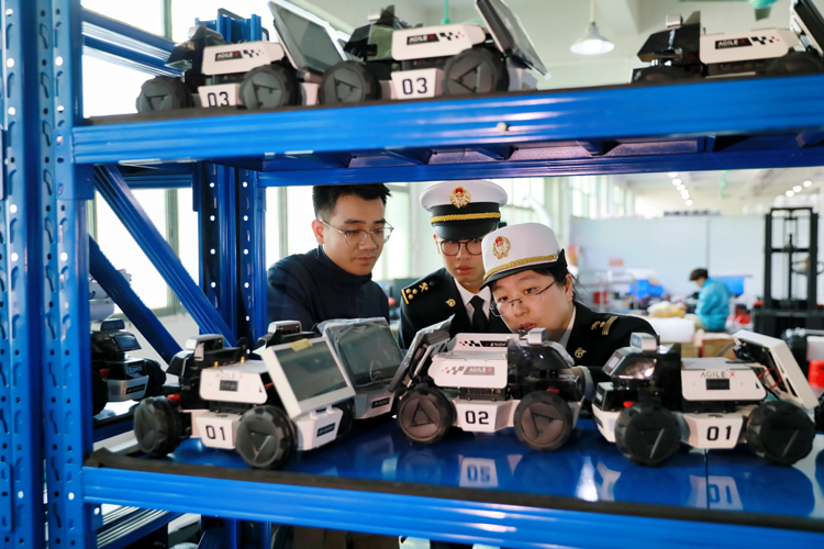东莞海关关员到辖区机器人生产企业调研 东莞海关关员到辖区机器人生产企业调研