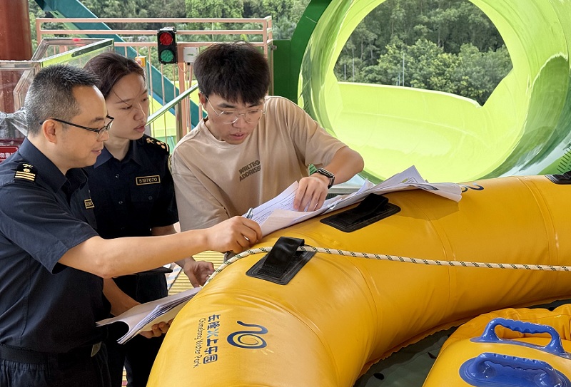 广州海关所属番禺海关关员对进口水上游乐设施开展目的地查验[1]