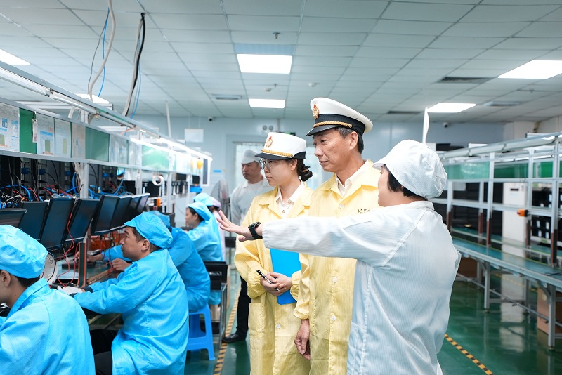 图说:关员到三防手机生产企业开展调研 图说:关员到三防手机生产企业开展调研