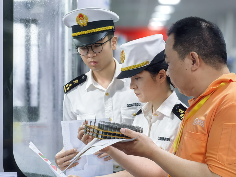 图为海关关员到企业调研