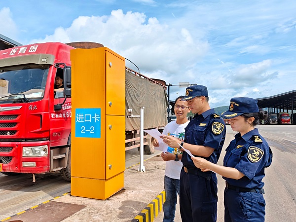 关员对磨憨智慧口岸项目建设运行情况进行调研 关员对磨憨智慧口岸项目建设运行情况进行调研