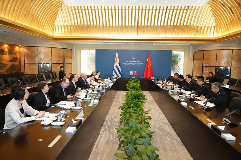 5月21日上午，海关总署副署长赵增连在署会见乌拉圭牧农渔业部长弗拉蒂，双方就中乌海关检验检疫合作等议题交换意见并签署合作文件。乌拉圭驻华大使卢格里斯参加会见。