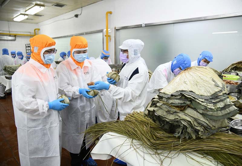 深圳海关坚持生产全过程严管,对粽子生产企业实施“一对一”指导,督促企业加强质量体系运行、原材料溯源管理、食品防护计划等方面的日常管理。同时,该关根据企业产品特点“一比一”量身定制监管计划,排查企业生产过程中可能存在的风险点和隐患,对糯米、豆类、肉类等重点原材料的产品验收、卫生控制做到严密把控 深圳海关坚持生产全过程严管,对粽子生产企业实施“一对一”指导,督促企业加强质量体系运行、原材料溯源管理、食品防护计划等方面的日常管理。同时,该关根据企业产品特点“一比一”量身定制监管计划,排查企业生产过程中可能存在的风险点和隐患,对糯米、豆类、肉类等重点原材料的产品验收、卫生控制做到严密把控