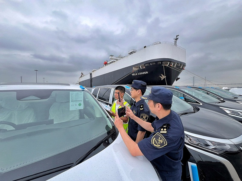 广州海关所属南沙海关关员对即将出口的国产汽车进行监管 广州海关所属南沙海关关员对即将出口的国产汽车进行监管