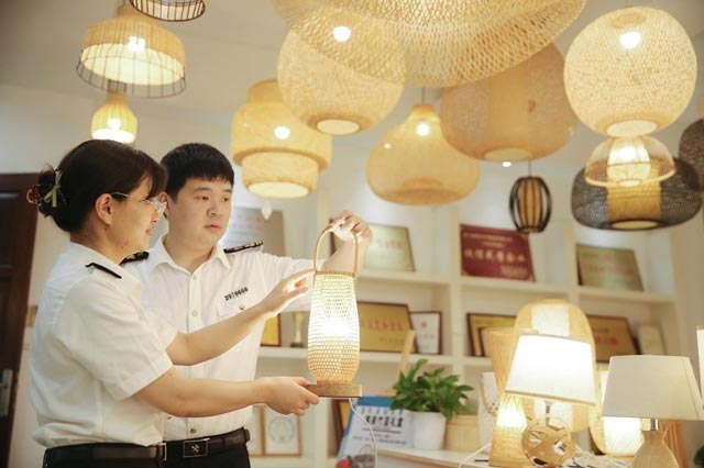 杭州海关所属湖州海关关员在竹编灯具出口企业开展调研 杭州海关所属湖州海关关员在竹编灯具出口企业开展调研