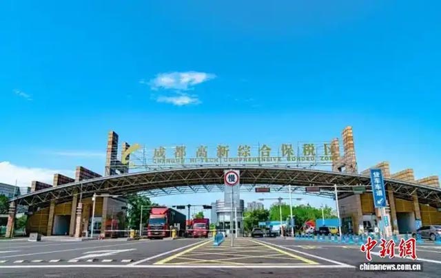 今年上半年，成都高新综保区进出口总额达2673.2亿元，同比增长13.5%，进出口总额排名全国综保区第一