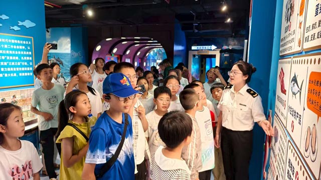 兰州海关联合兰州海洋公园，以“小手拉大手 共护国门生物安全”为主题，在兰州海洋公园内的兰州海关国门生物安全科普教育基地，开展了一场生动活泼的海关法治宣传活动