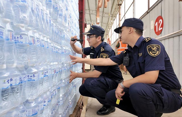 南伞口岸龙潭坝(125)监管作业场所于2024年底完成“两场合一”建设,实现了一般贸易监管场所和边民互市监管场所一体管理,不同贸易渠道进出口货物同场监管,并同步部署上线了“智慧物流2.0”系统,海关监管能力和口岸货运承载能力大幅提升,形成“多贸合一”集约化、智慧化管理,有力促进了一般贸易和边民互市贸易深度融合发展 南伞口岸龙潭坝(125)监管作业场所于2024年底完成“两场合一”建设,实现了一般贸易监管场所和边民互市监管场所一体管理,不同贸易渠道进出口货物同场监管,并同步部署上线了“智慧物流2.0”系统,海关监管能力和口岸货运承载能力大幅提升,形成“多贸合一”集约化、智慧化管理,有力促进了一般贸易和边民互市贸易深度融合发展