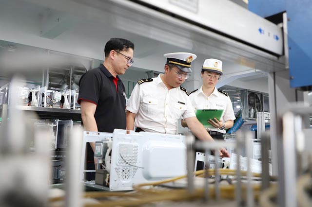 航家电产业扬帆出海,拱北海关所属中山海关“一对一”服务企业,根据不同需求、产品特点个性化定制“政策礼包”,辅导企业享受“简化集中内销手续”等改革措施红利,提供规范申报指导、税费减免咨询、节假日预约通关等服务,助力企业抢抓海外订单 航家电产业扬帆出海,拱北海关所属中山海关“一对一”服务企业,根据不同需求、产品特点个性化定制“政策礼包”,辅导企业享受“简化集中内销手续”等改革措施红利,提供规范申报指导、税费减免咨询、节假日预约通关等服务,助力企业抢抓海外订单