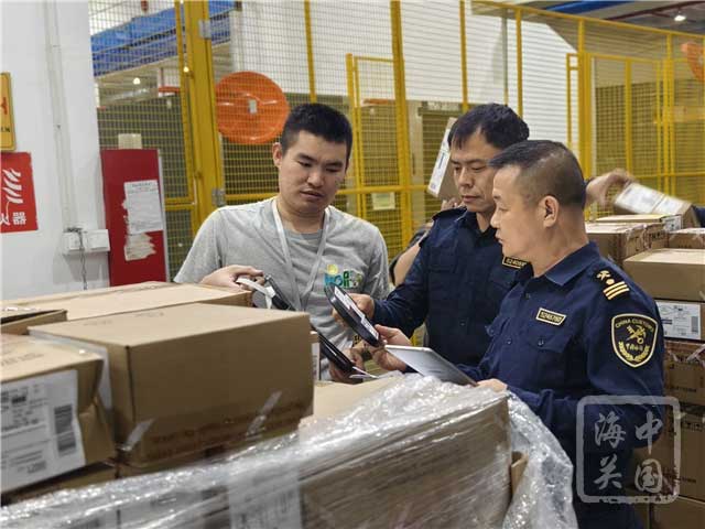 黄埔海关关员对电子元器件华南分拨中心开展调研