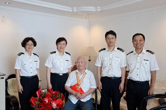 海关总署政治部主任、党委委员吕伟红代表总署党委，慰问总署机关抗战时期参加革命工作的老同志，转达组织的关怀和问候