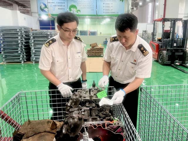 关员对进入广州白云机场综合保税区即将开展保税维修的汽车变速箱进行监管