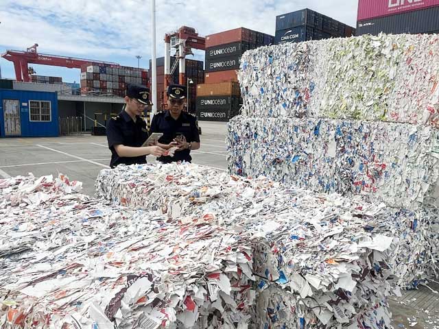 深圳海关关员对一个进境空箱开展查验，发现空箱内有大量形状不一的废纸片，且表面赃污，有刺鼻气味，关员现场判断疑似洋垃圾，总重17.7吨。后经专业机构鉴定，该批货物属于洋垃圾