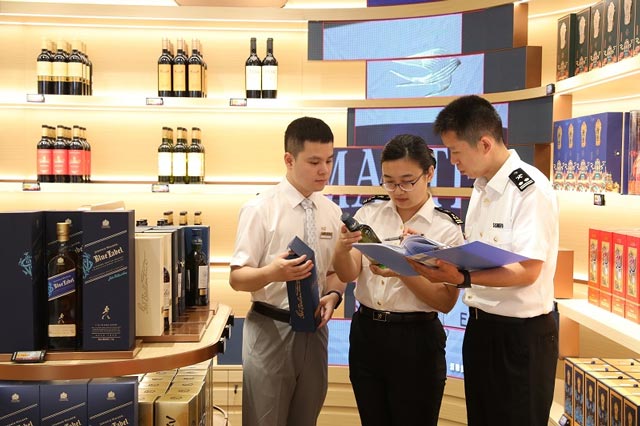 关员在清点市内免税店陈列的免税货物 关员在清点市内免税店陈列的免税货物