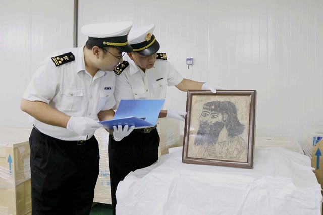 8月25日,在大连海关所属大窑湾海关监管下,由中国文物交流中心组织进境的99件叙利亚国宝级文物顺利进入大连大窑湾综合保税区,这是辽宁开展的首票进境展览品保税仓储业务。经过短暂仓储后,这批海外文物将在大连博物馆亮相展出 8月25日,在大连海关所属大窑湾海关监管下,由中国文物交流中心组织进境的99件叙利亚国宝级文物顺利进入大连大窑湾综合保税区,这是辽宁开展的首票进境展览品保税仓储业务。经过短暂仓储后,这批海外文物将在大连博物馆亮相展出